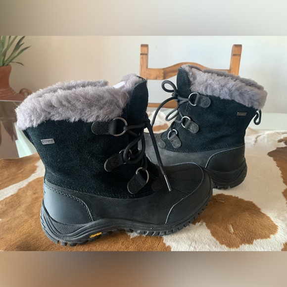 UGG BOOTS WOMENS SIZE 7 (BLACK) FAUX FUR / LACE UP / WORN ONCE - Picture 2 of 15